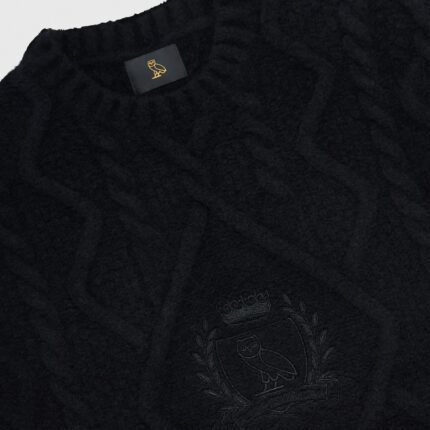 CABLE KNIT SWEATER WITH CREST BLACK